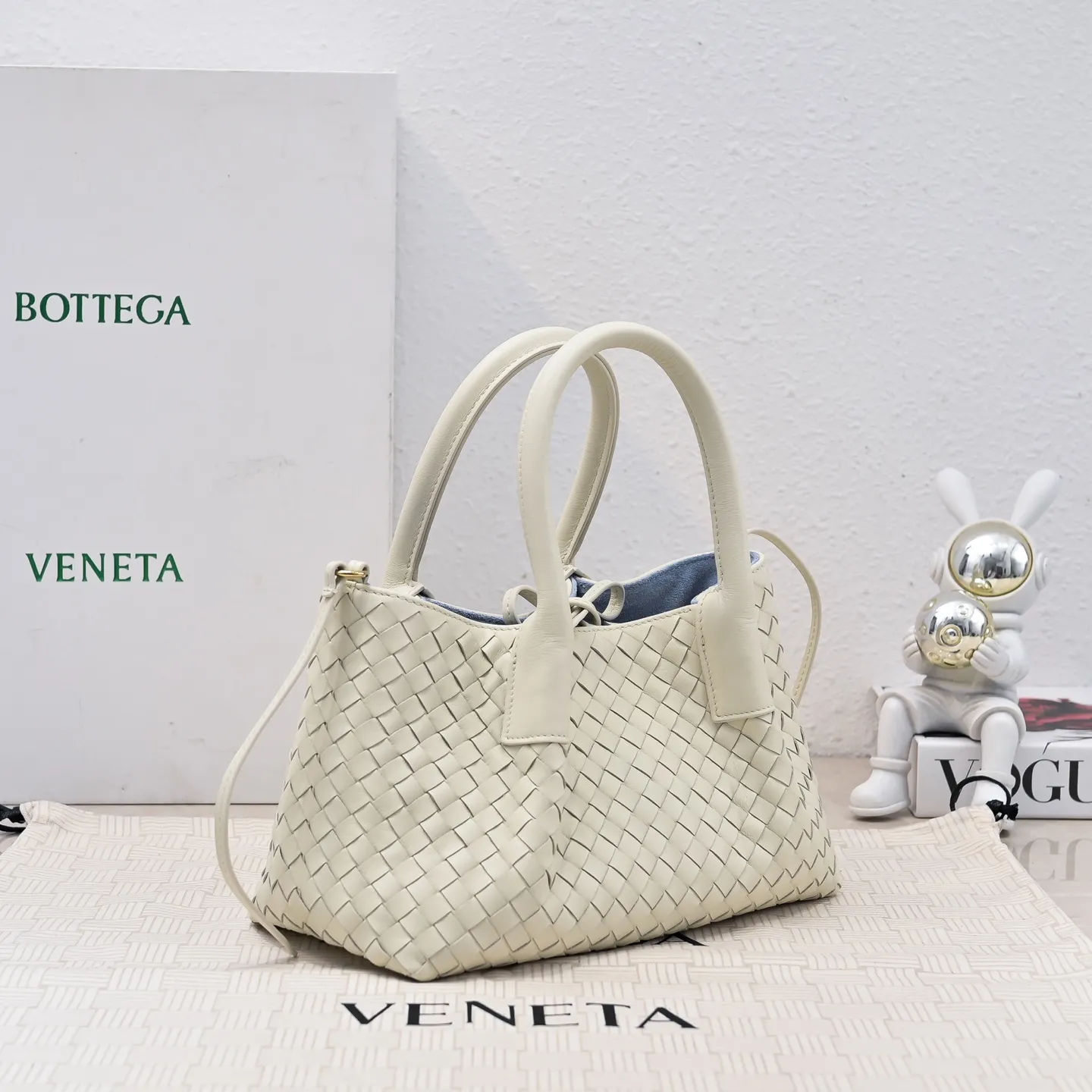 Batch 1760 BOTTEGA VENETA 2025 new product pinacoteca has super soft leather, and the weaving function, practicality and relaxed fashion sense have not fallen behind❤️‍🔥Amway has given sisters a must-have bag when going out. The size of the bag also accurately meets the commuting needs of urban beauties. It can accommodate mobile phones, keys, lipstick, powder, sunscreen, shopping bags...all of it! ! ! 🔥The capacity should not be underestimated~ It does not choose people, clothes, or occasions. With its majestic curved outline, exquisite woven texture, delicate edges and rounded handles, this woven vegetable basket bag truly achieves the goal of "dressing up and being fashionable without getting in the way"~ Are you interested in Jimei? Style number: 9004 Size: 24*15*12cm